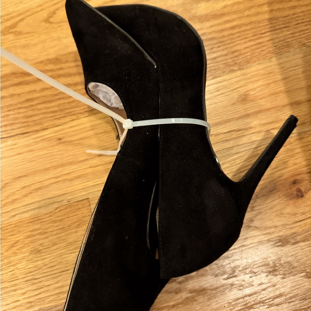 Classic Suede Black pumps!